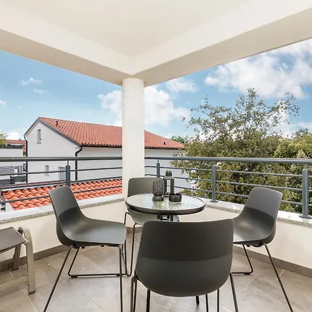 In Barbariga-apartment 3 شقة بيروغ
