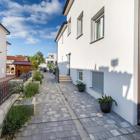 In Barbariga-apartment 3 Перой